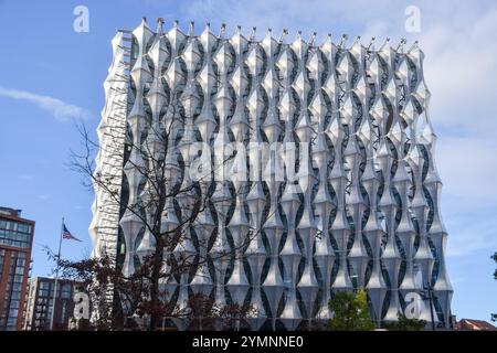 London, Großbritannien. November 2024. Allgemeine Sicht der US-Botschaft nach kontrollierter Explosion eines verdächtigen Pakets. Quelle: SOPA Images Limited/Alamy Live News Stockfoto