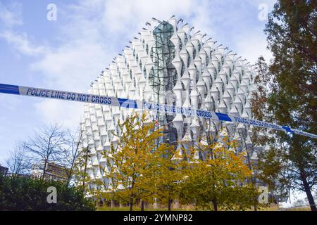 London, Großbritannien. November 2024. Polizei-Cordon in der US-Botschaft nach einer kontrollierten Explosion eines verdächtigen Pakets. (Foto: Vuk Valcic/SOPA Images/SIPA USA) Credit: SIPA USA/Alamy Live News Stockfoto