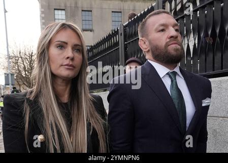 Der Mixed Martial Arts Kämpfer Conor McGregor und sein Partner Dee Devlin vor dem High Court in Dublin, wo er wegen einer Verletzung gegen ihn auftaucht. Nikita Hand, auch bekannt als Nikita Ni Laimhin, behauptet, sie sei im Dezember 2018 von McGregor in einem Hotel in Dublin vergewaltigt worden. Bilddatum: Freitag, 22. November 2024. Stockfoto