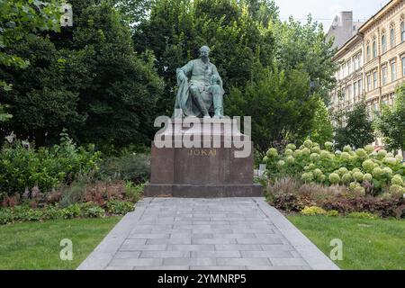 Statue von Mor Jokai, berühmter ungarischer Schriftsteller, Andrassy Avenue, Budapest, Ungarn. Stockfoto