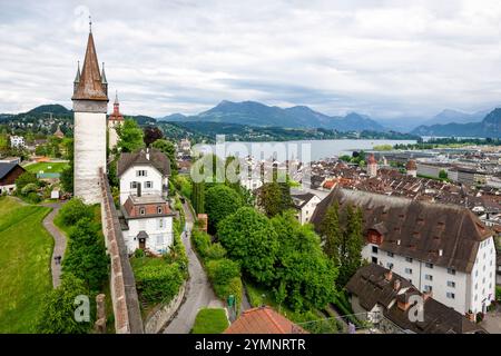 Die Verteidigungsmauer umgibt die alte Stadt mit See und Bergen im Hintergrund Stockfoto