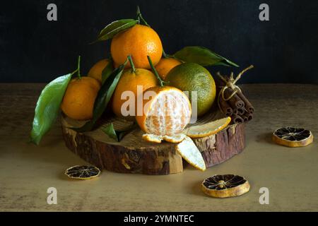 Frische Mandarinen mit Blättern auf hölzernem Hintergrund. Draufsicht Stockfoto