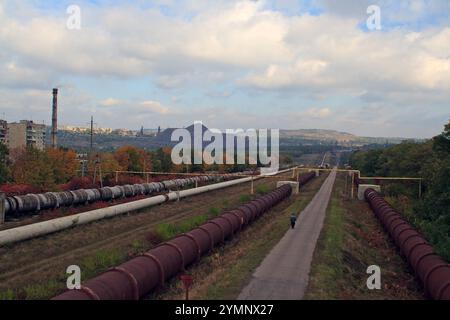 Der Seversky Donets River fließt durch Rohre. Gorlovka, Region Donezk. Industriegebiet. Stockfoto