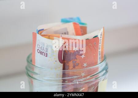 Berlin, Deutschland. November 2024. Euro-Banknoten werden in einem Glasgefäß aufbewahrt. Quelle: Fernando Gutierrez-Juarez/dpa/Alamy Live News Stockfoto