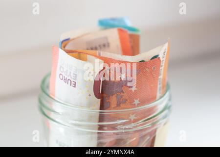 Berlin, Deutschland. November 2024. Euro-Banknoten werden in einem Glasgefäß aufbewahrt. Quelle: Fernando Gutierrez-Juarez/dpa/Alamy Live News Stockfoto