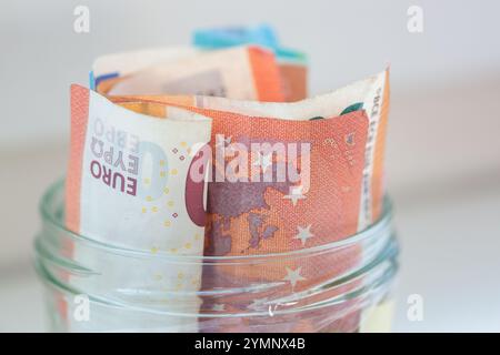 Berlin, Deutschland. November 2024. Euro-Banknoten werden in einem Glasgefäß aufbewahrt. Quelle: Fernando Gutierrez-Juarez/dpa/Alamy Live News Stockfoto