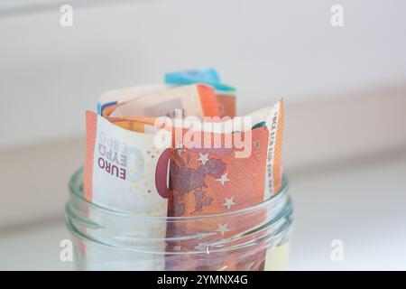 Berlin, Deutschland. November 2024. Euro-Banknoten werden in einem Glasgefäß aufbewahrt. Quelle: Fernando Gutierrez-Juarez/dpa/Alamy Live News Stockfoto