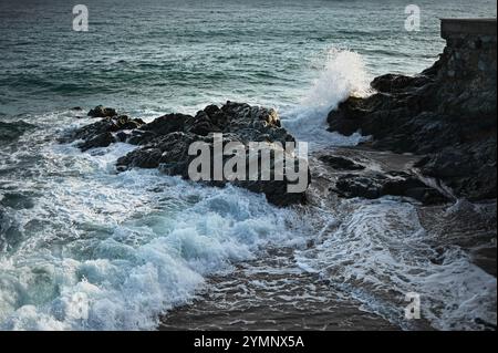 Wellen krachen über das felsige Ufer des Mittelmeers in Sant Pol de Mar (Spanien) Stockfoto