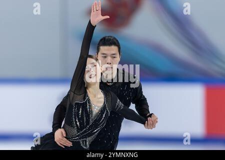 Chongqing. November 2024. Wang Yuchen (L) und Zhu Lei aus China treten während des Paarskating-Kurprogramms beim ISU Grand Prix des Eiskunstlauf-Cups von China in der südwestchinesischen Gemeinde Chongqing am 22. November 2024 auf. Quelle: Huang Wei/Xinhua/Alamy Live News Stockfoto