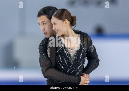 Chongqing. November 2024. Wang Yuchen (R) und Zhu Lei aus China treten während des Paarskating-Kurprogramms beim ISU Grand Prix des Eiskunstlauf-Cups von China in der südwestlichen chinesischen Gemeinde Chongqing am 22. November 2024 auf. Quelle: Huang Wei/Xinhua/Alamy Live News Stockfoto