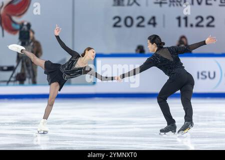 Chongqing. November 2024. Wang Yuchen (L) und Zhu Lei aus China treten während des Paarskating-Kurprogramms beim ISU Grand Prix des Eiskunstlauf-Cups von China in der südwestchinesischen Gemeinde Chongqing am 22. November 2024 auf. Quelle: Huang Wei/Xinhua/Alamy Live News Stockfoto