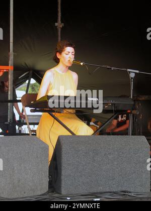 Suzy Mangion von der britischen Band George trat am 10. Juli 2006 auf dem Latitude Festival in Henham Park in Southwold UK auf. Stockfoto