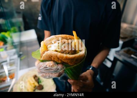 Jemand hält arabisches Fleisch-Shawarma, libanesische Shawarma, syrisches Shawarma-Sandwich. Hochwertige Fotos Stockfoto