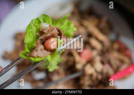 Verwöhnen Sie sich mit einem köstlichen Salat-Wrap, gefüllt mit herzhaftem Fleisch und Würstchen Stockfoto