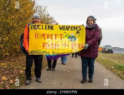 Büchel, Deutschland, 16.11.2024, Aktivisten, die an einem Friedensmarsch gegen Atomwaffen um die Militärflugbasis Büchel teilnahmen Stockfoto