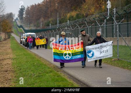 Büchel, Deutschland, 16.11.2024, Aktivisten, die an einem Friedensmarsch gegen Atomwaffen um die Militärflugbasis Büchel teilnahmen Stockfoto