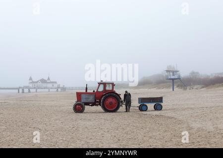 Europa Deutschland Mecklenburg-Vorpommern Usedom Ahlbeck Ostsee: Einer der letzten Fischer in Ahlbeck vor der Seebrücke auf der Halbinsel Usedom bei N Stockfoto