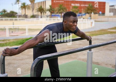 Junger schwarzer Mann, der Calisthenics in einem Fitnessstudio macht Stockfoto