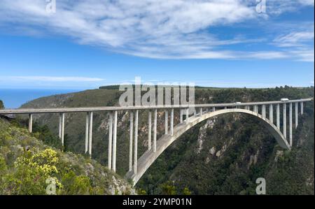 Bloukrans Bridge entlang der Garden Route in Südafrika, blauer Himmel. Eine Bogenbrücke, berühmt für Bungee-Jumping Stockfoto