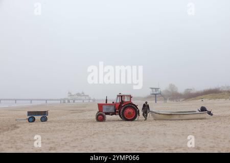 Europa Deutschland Mecklenburg-Vorpommern Usedom Ahlbeck Ostsee: Einer der letzten Fischer in Ahlbeck vor der Seebrücke auf der Halbinsel Usedom bei N Stockfoto