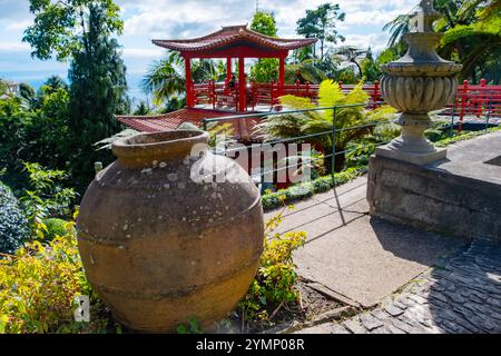 Monte Palace tropischer Garten mit roter Pagode, Seen und traditionellen Gebäuden über der Stadt Funchal, beliebtes Touristenziel auf Madeira Insel Stockfoto