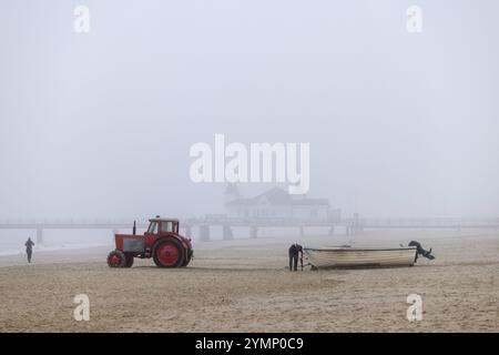 Europa Deutschland Mecklenburg-Vorpommern Usedom Ahlbeck Ostsee: Einer der letzten Fischer in Ahlbeck vor der Seebrücke auf der Halbinsel Usedom bei N Stockfoto