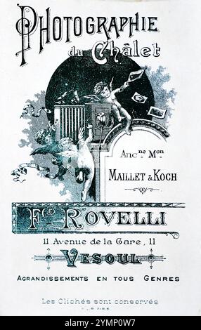 Werbung für eine Visite-Carte mit illustriertem Design, einschließlich geflügelter Cherubs. Von dem französischen Fotografen F. Rovelli von 11 Avenue de la Gare, Vesoul, Frankreich; dieses Foto stammt vermutlich aus der Zeit um 1880. Stockfoto