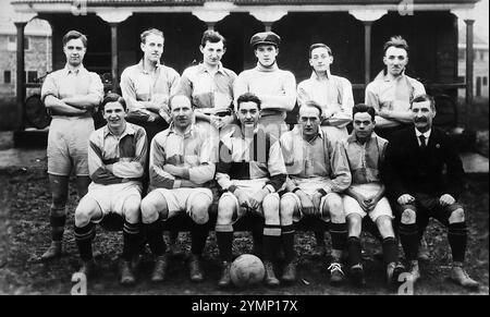 Foto einer unbekannten Fußballmannschaft (Fußball). Dies ist von einer Foto-Postkarte fotografiert, die von W. H. Duncan aus Anlaby Road, Hull, Yorkshire, England veröffentlicht wurde. Man kann davon ausgehen, dass das Foto von einem Team in Yorkshire ist, aber es gibt keine spezifischen Identifikatoren. Duncan verkehrte von der Anlaby Road mindestens zwischen 1900 und 1919. Meiner Meinung nach stammt das Originalfoto aus der Mitte dieser Zeit. Stockfoto