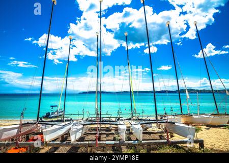 Sainte Tropez türkisfarbener Sandstrand und Blick auf Segelboote, Cote D Azur in Frankreich Stockfoto