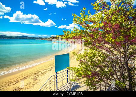 Sainte Tropez Blick auf den türkisfarbenen Sandstrand, luxuriöses Reiseziel in der Cote D Azur in Frankreich Stockfoto