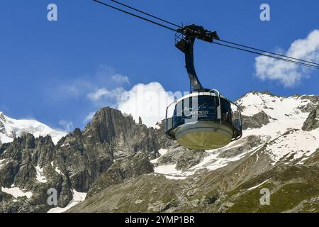 Eine Seilbahn des Skyway Monte Bianco, die die Wanderer nach Punta Helbronner (3466 m) im Mont Blanc-Massiv, Courmayeur, Aostatal, Italien transportiert Stockfoto