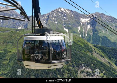 Seilbahn voller Wanderer, die im Sommer an der Seilbahnstation Pavillon (2173 m) des Skyway Monte Bianco ankommen, Courmayeur, Aostatal, Italien Stockfoto