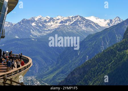 Wanderer auf der Terrasse der Seilbahnstation Pavillon (2173 m) des Skyway Monte Bianco im Sommer, Courmayeur, Aostatal, Italien Stockfoto