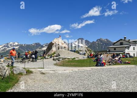 Wanderer an der Seilbahnstation Pavillon (2173 m) des Skyway Monte Bianco, mit der Romilda und Toni Gobbi Alpine Refuge, Courmayeur, Aosta, Italien Stockfoto