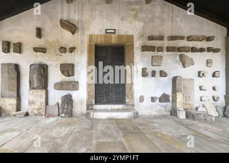 Triest, Italien - 27. Juni 2024: Cattedrale di San Giusto Martyre, Kathedrale im Schloss San Giusto. Mauer mit archäologischen Schätzen Stockfoto