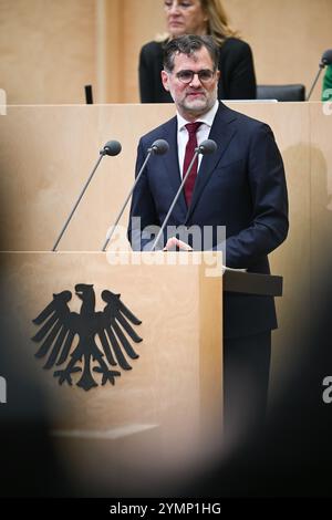 Berlin, Deutschland. November 2024. Wolfgang Schmidt (SPD), Leiter des Bundeskanzleramtes, spricht auf der 1049. Plenartagung des Bundesrates. Quelle: Sebastian Christoph Gollnow/dpa/Alamy Live News Stockfoto