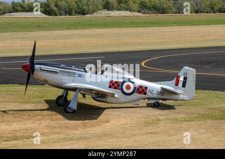 North American P-51 Mustang Zweiten Weltkrieg Jagdflugzeug am Flügel über Wairarapa Airshow, Haube Flugplatz, Masterton, Neuseeland Stockfoto