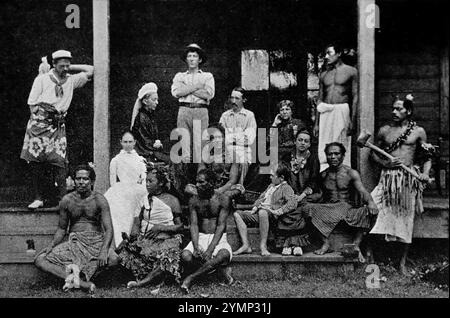 Robert Louis Stevensons Haushalt in Vailima, Samoa, wird hier auf der Veranda seines Hauses gezeigt, mit einer Reihe von einheimischen Dienern. Aus einer Auswahl von Tipped-in-Fotografien über das Leben des viktorianischen Schriftstellers Robert Louis Stevenson, veröffentlicht von T.N. Foulis im Jahr 1912. Die Bildqualität ist sehr unterschiedlich. Sie wurden etwa 18 Jahre nach Stevensons Tod veröffentlicht. Stockfoto