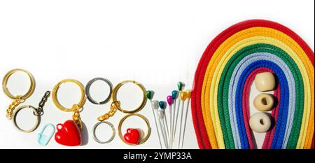 Baumwollgarn. Bunte Regenbogenpalette aus mehrfarbigen Baumwollfäden, Haken und Accessoires auf weißem Hintergrund. Stockfoto