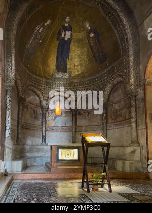 Triest, Italien - 27. Juni 2024: Triest, Italien - 27. Juni 2024: Cattedrale di San Giusto Martyre, Kathedrale im Schloss San Giusto. Christus zwischen dem Heiligen Stockfoto