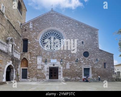 Triest, Italien - 27. Juni 2024: Triest, Italien - 27. Juni 2024: Cattedrale di San Giusto Martyre, Kathedrale im Schloss San Giusto. Vor dem Haupteingang Stockfoto