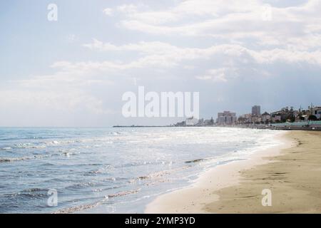 Eine Küste von Larnaca, Zypern im Dezember Stockfoto