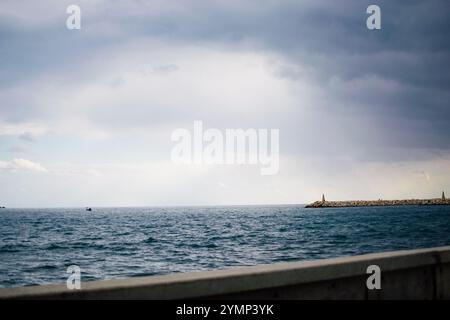 Eine Küste von Larnaca, Zypern im Dezember Stockfoto