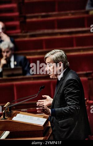 Paris, Frankreich. November 2024. Antonin Burat/Le Pictorium - Fragestunde an die Regierung vom 19. November 2024, gefolgt von Diskussionen über das Finanzgesetz für Ende 2024, in der französischen Nationalversammlung - 19./11/2024 - Frankreich/Paris - Abgeordneter Charles de Courson während einer Debatte über das Finanzgesetz für Ende 2024 in der französischen Nationalversammlung am 19. November 2024. Quelle: LE PICTORIUM/Alamy Live News Stockfoto