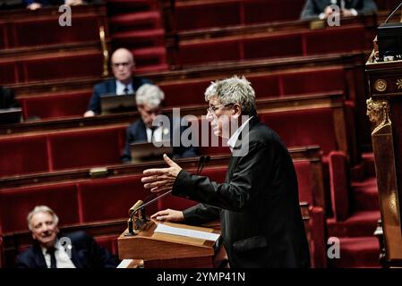 Paris, Frankreich. November 2024. Antonin Burat/Le Pictorium - Fragestunde an die Regierung vom 19. November 2024, gefolgt von Diskussionen über das Finanzgesetz für Ende 2024, in der französischen Nationalversammlung - 19./11/2024 - Frankreich/Paris - Abgeordneter Eric Coquerel während einer Debatte über das Finanzgesetz für Ende 2024 in der französischen Nationalversammlung am 19. November 2024. Quelle: LE PICTORIUM/Alamy Live News Stockfoto