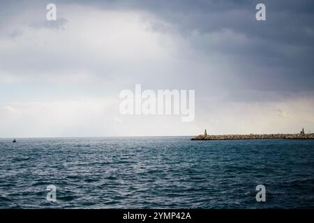 Eine Küste von Larnaca, Zypern im Dezember Stockfoto