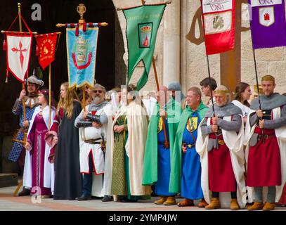 Die Teilnehmer der El-Cid-Partys ziehen in traditionellen mittelalterlichen Kostümen vor dem Stadttor St. Marienbogen Stockfoto