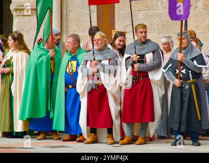 Die Teilnehmer der El-Cid-Partys ziehen in traditionellen mittelalterlichen Kostümen vor dem Stadttor St. Marienbogen Stockfoto