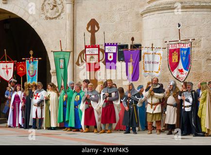 Die Teilnehmer der El Cid Partys Parade in traditionellen mittelalterlichen Kostümen vor dem Stadttor St. Marienbogen Burgos Castile und Leon Spanien Stockfoto