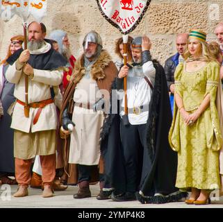 Die Teilnehmer der El Cid Partys Parade in traditionellen mittelalterlichen Kostümen vor dem Stadttor St. Marienbogen Burgos Castile und Leon Spanien Stockfoto